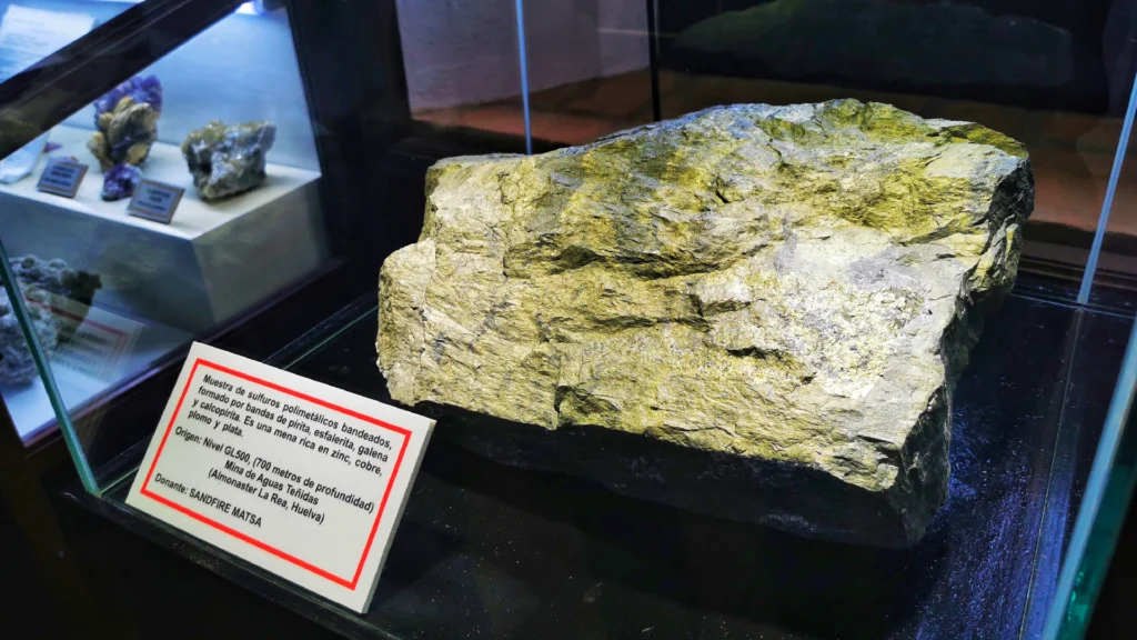 Sandfire MATSA dona una muestra de mineral de Aguas Teñidas al Museo Minero de Riotinto 1 sandfirematsa mineral de aguas tenidas donado